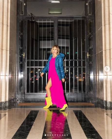 El fucsia es tendencia y Mariana Fabbiani nos enseña cómo se lleva