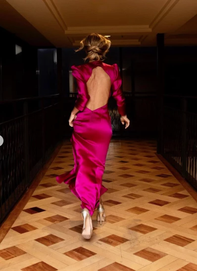 El fucsia es tendencia y Mariana Fabbiani nos enseña cómo se lleva