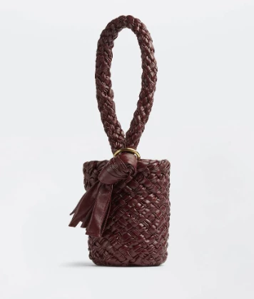 Dua Lipa y su look de Bottega Veneta