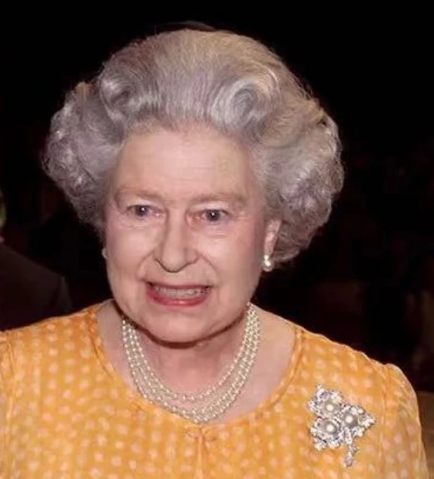 reina Isabel con el broche que usó KAte Middleton