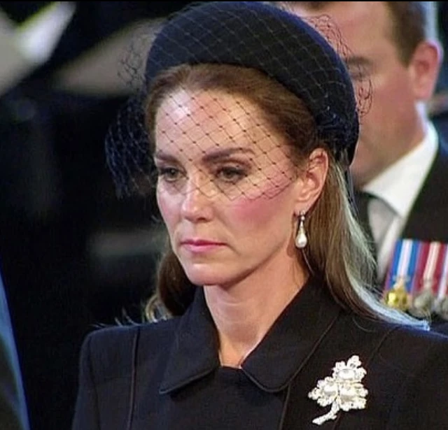 Kate Middleton con el broche de la reina