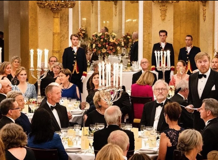 Amalia en cena de gala junto a sus padres