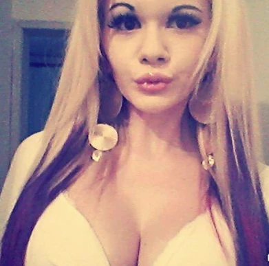 Andrea Ivanova, la mujer que quiere parecerse a una muñeca