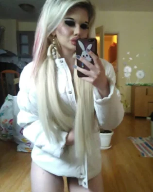 Andrea Ivanova, la mujer que quiere parecerse a una muñeca