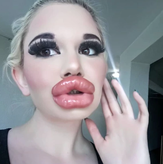 Andrea Ivanova, la mujer que quiere parecerse a una muñeca