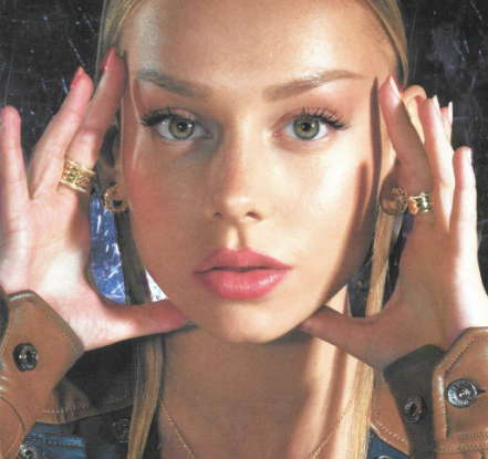 Ester Expósito se mostró con el accesorio beauty que impuso Bella Hadid