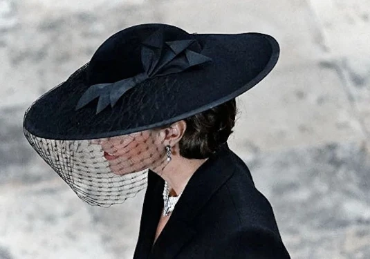 los elegantes y sobrios looks de Kate Middleton y Meghan Markle