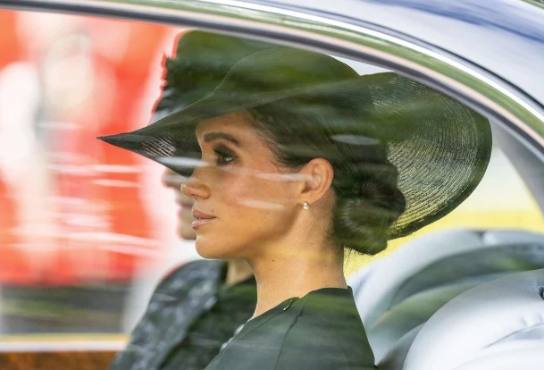 los elegantes y sobrios looks de Kate Middleton y Meghan Markle