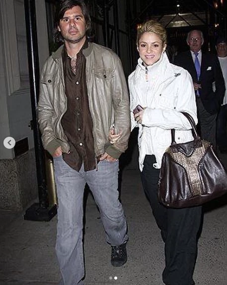 Shakira lució nuevamente su bolso con el que se mostraba en 2008. Una adepta más a la moda cíclica.