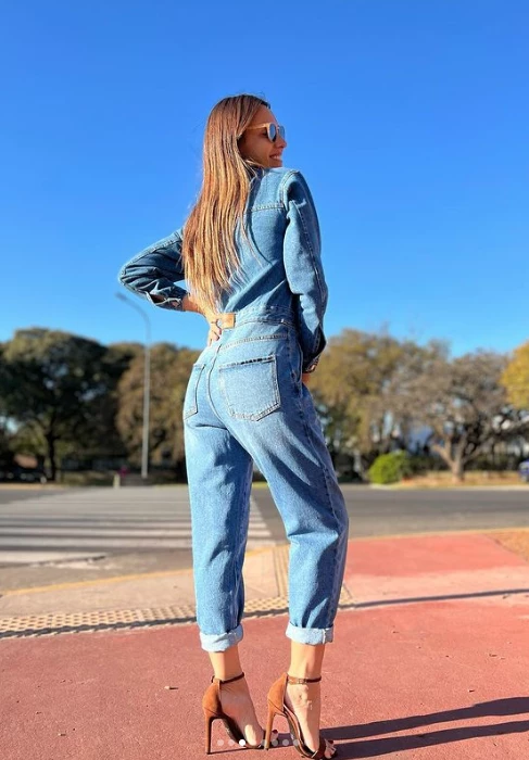 Karina Mazzocco usa el overall o  mameluco, la prenda más trendy de la primavera