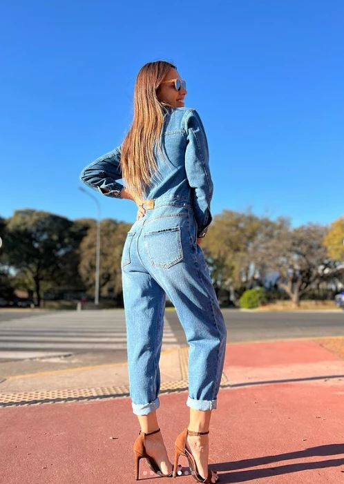 Karina Mazzocco usa el overall o  mameluco, la prenda más trendy de la primavera