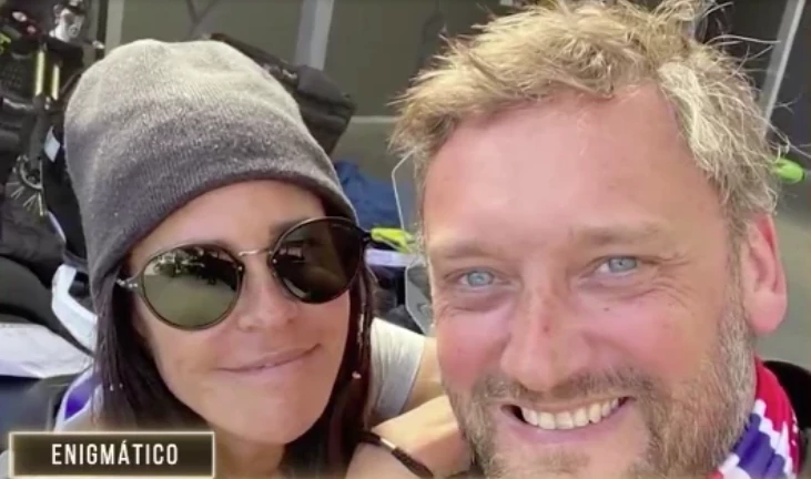 Caro Baldini y novio