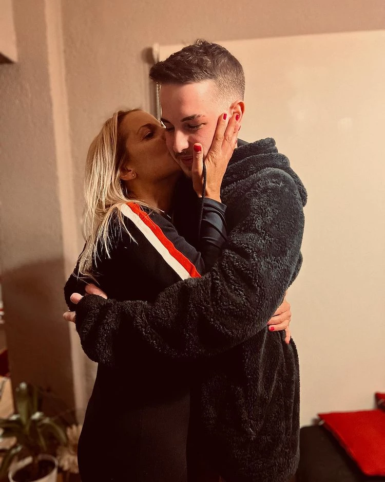 Carina Zampini junto a su hijo