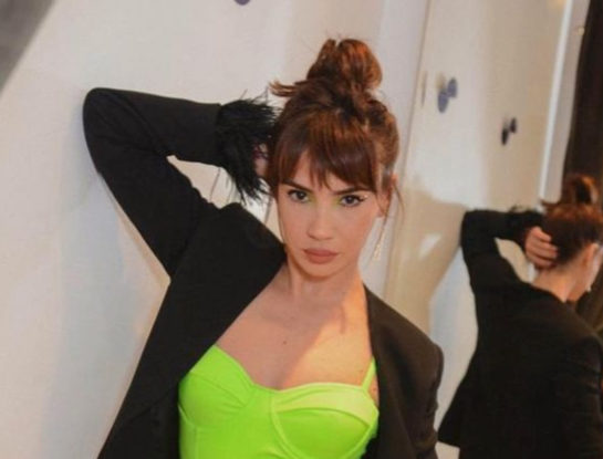 Celeste Cid se sumó al neón: así fue su look clásico y audaz para un evento