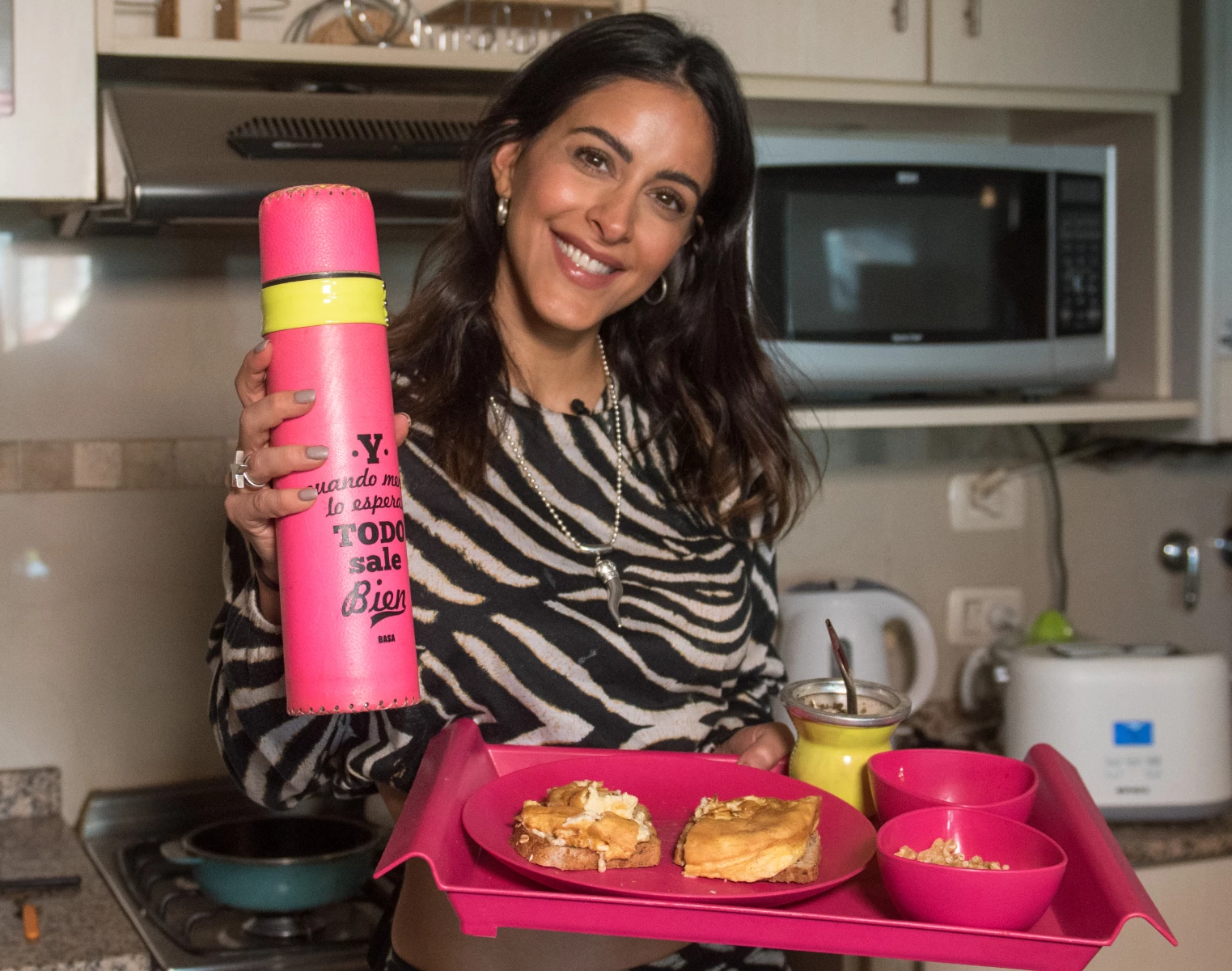 Celeste Muriega prepara un omelette fácil y rico... ¡ideal para la hora del mate!