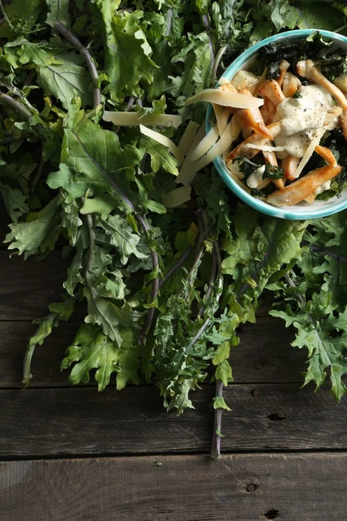 Ensalada cesar de Kale, ideal para el picnic del Día de la Primavera.