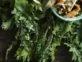 Ensalada cesar de Kale, ideal para el picnic del Día de la Primavera. 