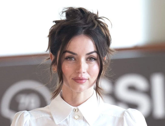 Ana de Armas mostró dos looks súper chic con básicos del guardarropas