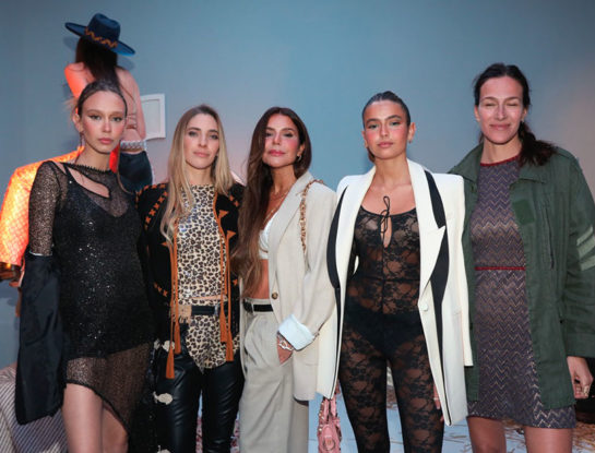 Anushka Elliot presentó su colección de verano 2023: los mejores looks de las celebs y su propuesta multicultural