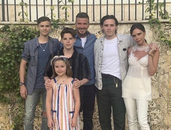 Victoria Beckham presentó su colección primavera-verano 2023 en París: la acompañaron su marido y sus hijos