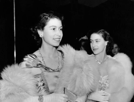 Las dos caras de la realeza: la discreta Reina Isabel II y su hermana, la rebelde princesa Margarita