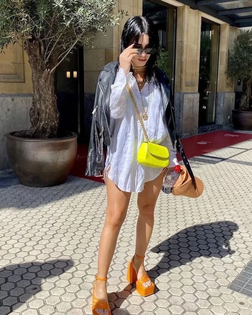 El look a puro color de Lali