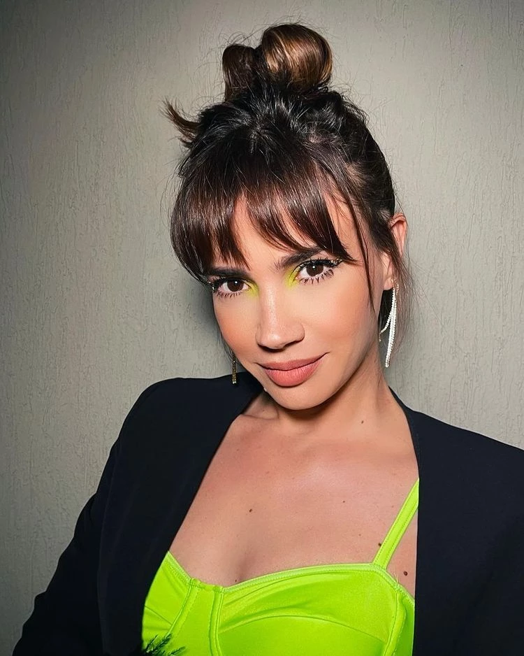 El maquillaje y peinado de Celeste Cid para acompañar su look jugado