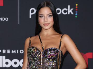 El osado look de Emilia Mernes en la red carpet de los Premios Billboard Latinos 2022
