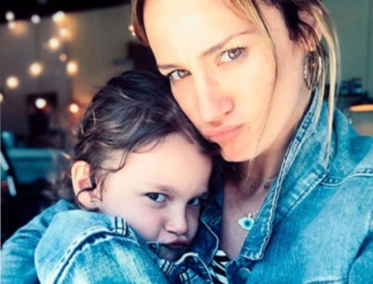 El canchero twinning look de Paula Chaves y su hija Olivia