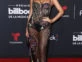 Emilia Mernes eligió un look Versace para la alfombra roja de los Premios Billboard