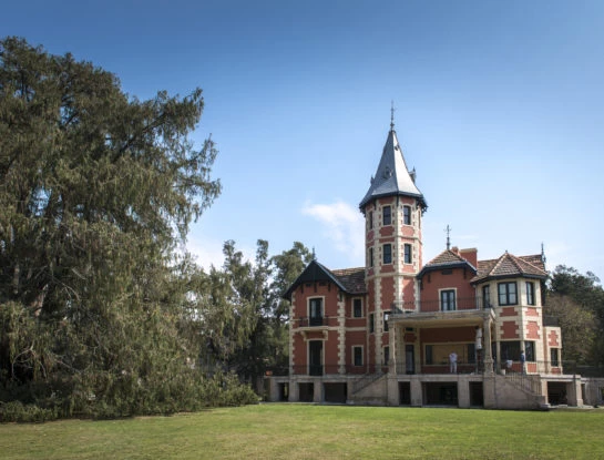 #HistoriasDeCemento: estancia La Raquel, el castillo con aires franceses que se puede ver desde la Ruta 2