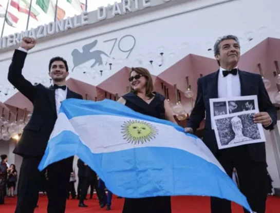 Banderazo en la alfombra roja: el elenco de "Argentina, 1985" con Ricardo Darín a la cabeza, festejó en el Festival de Venecia el suceso del film