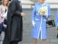 La Reina Isabel vestida de color lila y con sus mocasines Gucci. 