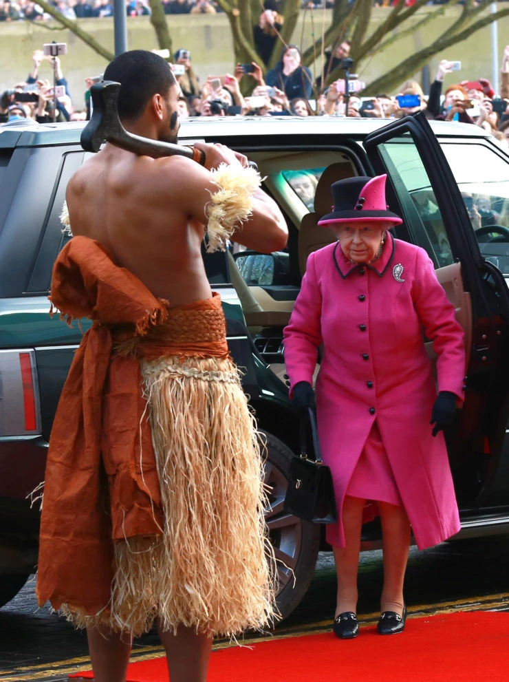 La Reina Isabel siempre con sus mocasines Gucci.