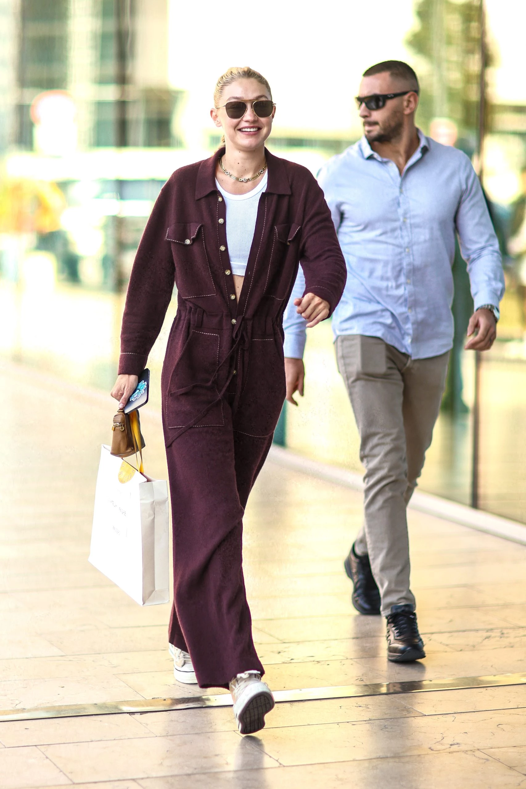 Gigi Hadid usa el overall o  mameluco, la prenda más trendy de la primavera