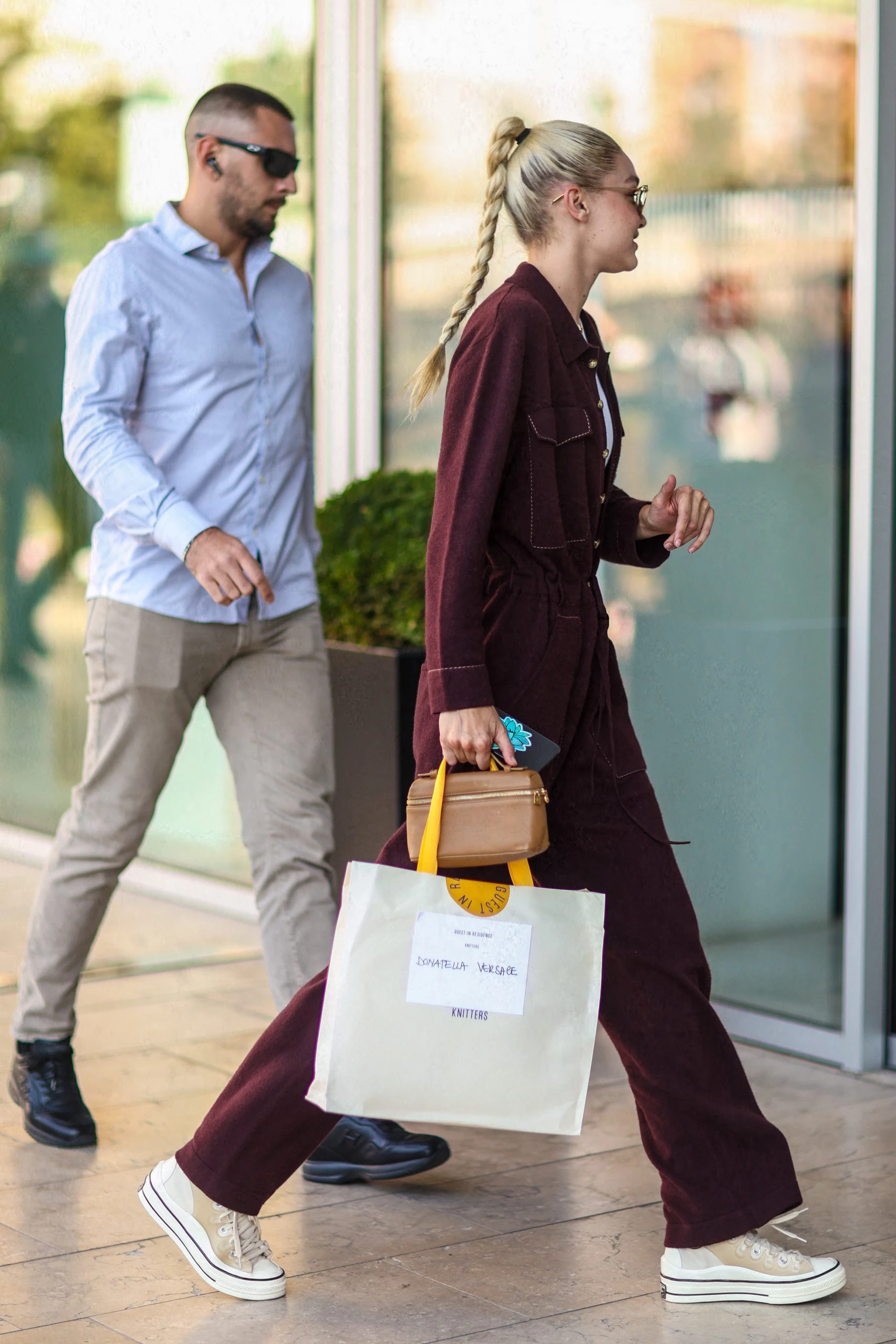 Gigi Hadid usa el overall o  mameluco, la prenda más trendy de la primavera