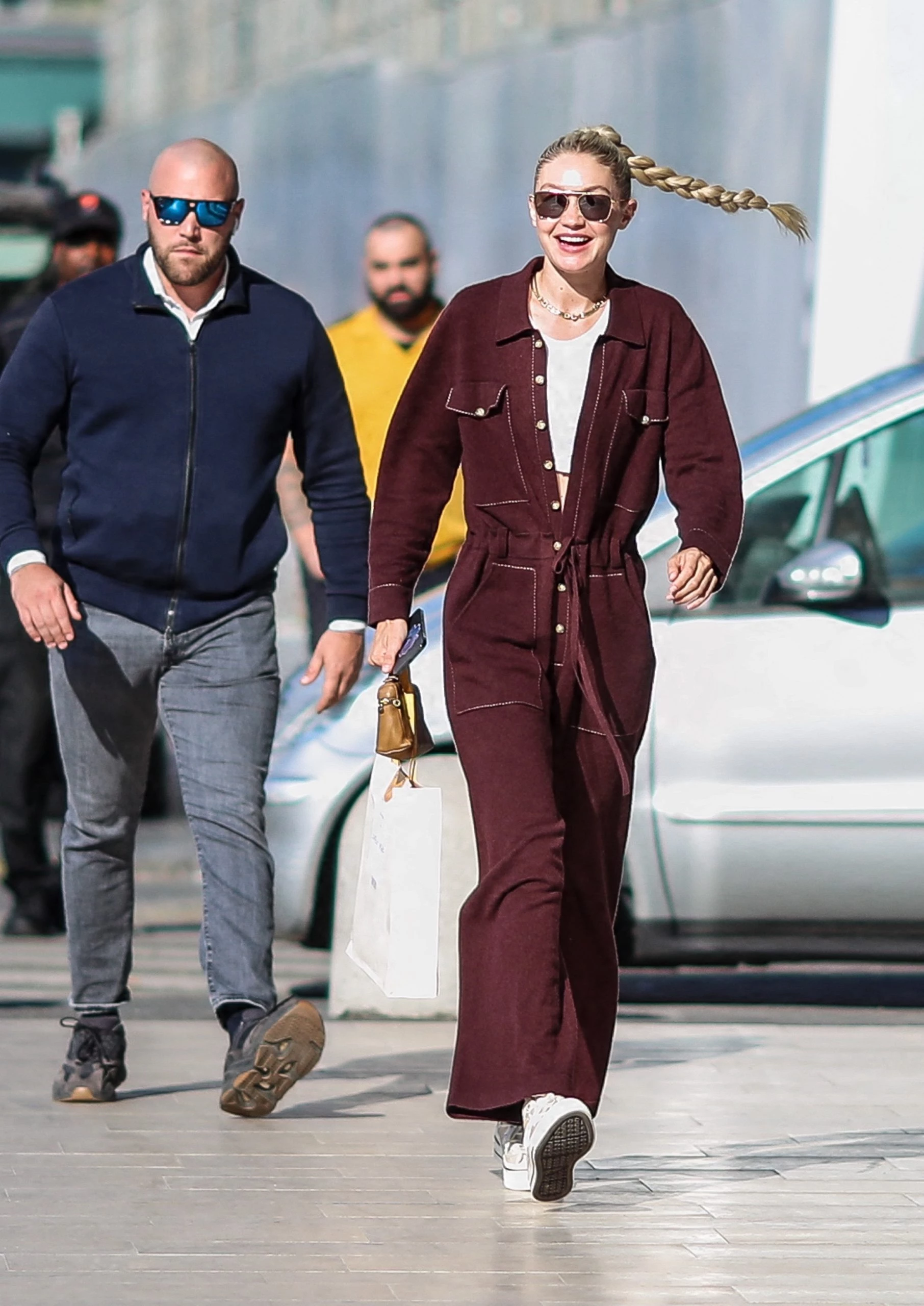 Gigi Hadid usa el overall o  mameluco, la prenda más trendy de la primavera