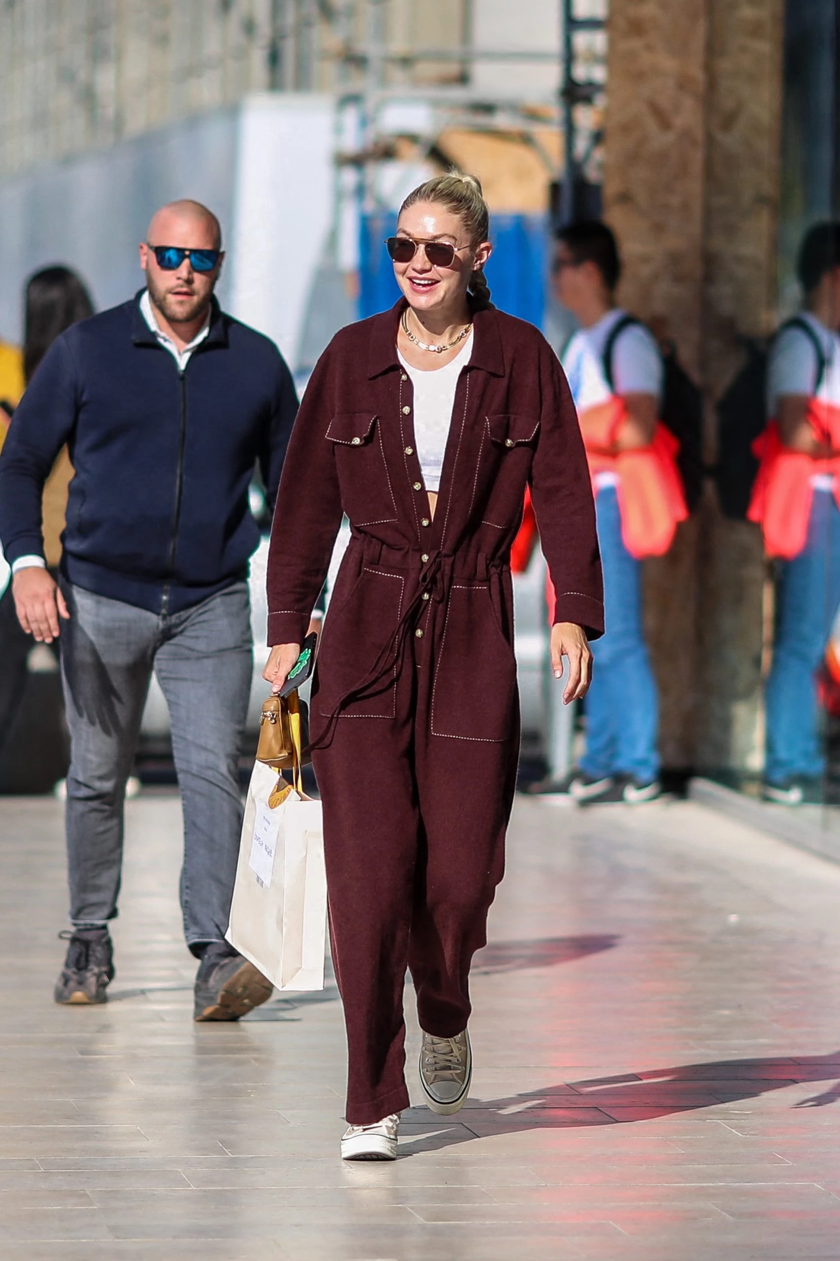 Gigi Hadid usa el overall o  mameluco, la prenda más trendy de la primavera