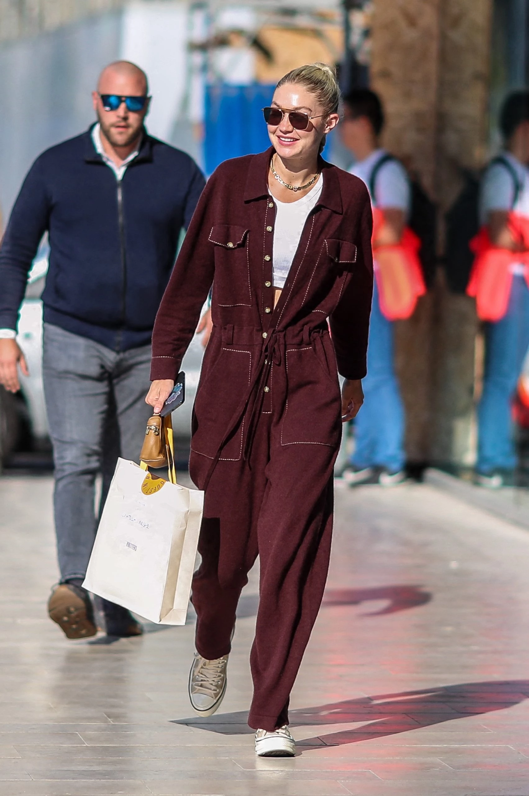 Gigi Hadid usa el overall o  mameluco, la prenda más trendy de la primavera