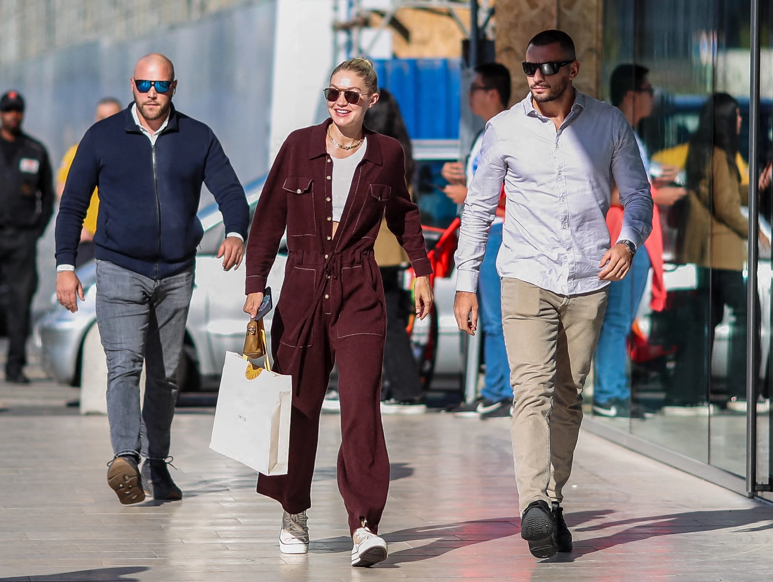 Gigi Hadid usa el overall o  mameluco, la prenda más trendy de la primavera