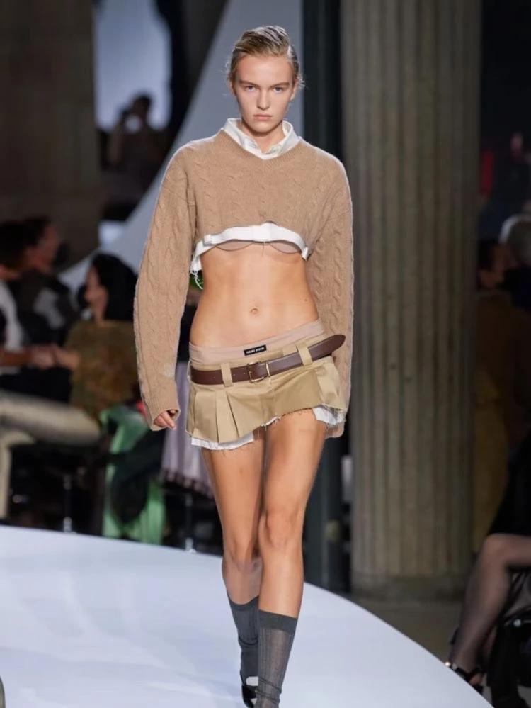 Miu Miu y su mini que es furor. Foto Pinterest.