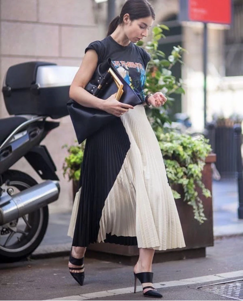 Un outfit impactante donde los zapatos y el sobre se lucen. Foto @dimodaa.