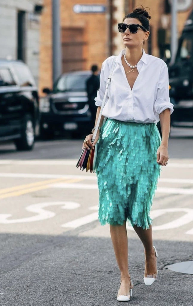 Giovanna Engelbert nos enseña cómo llevar los brillos. Foto @dimodaa.