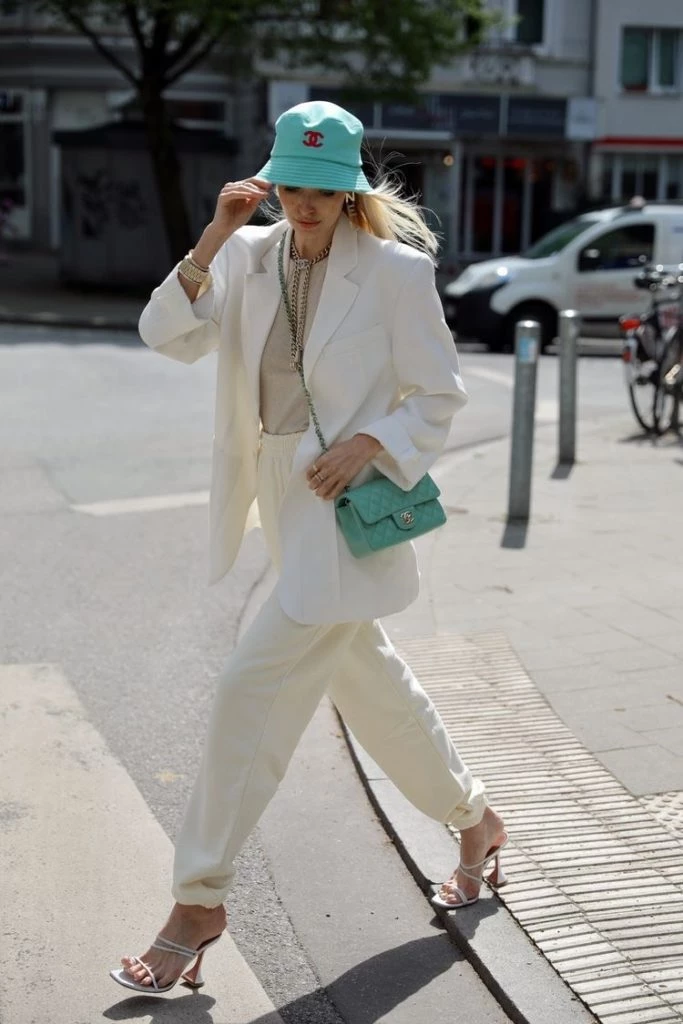 Bucket hat turquesa Chanel. Foto Pinterest.