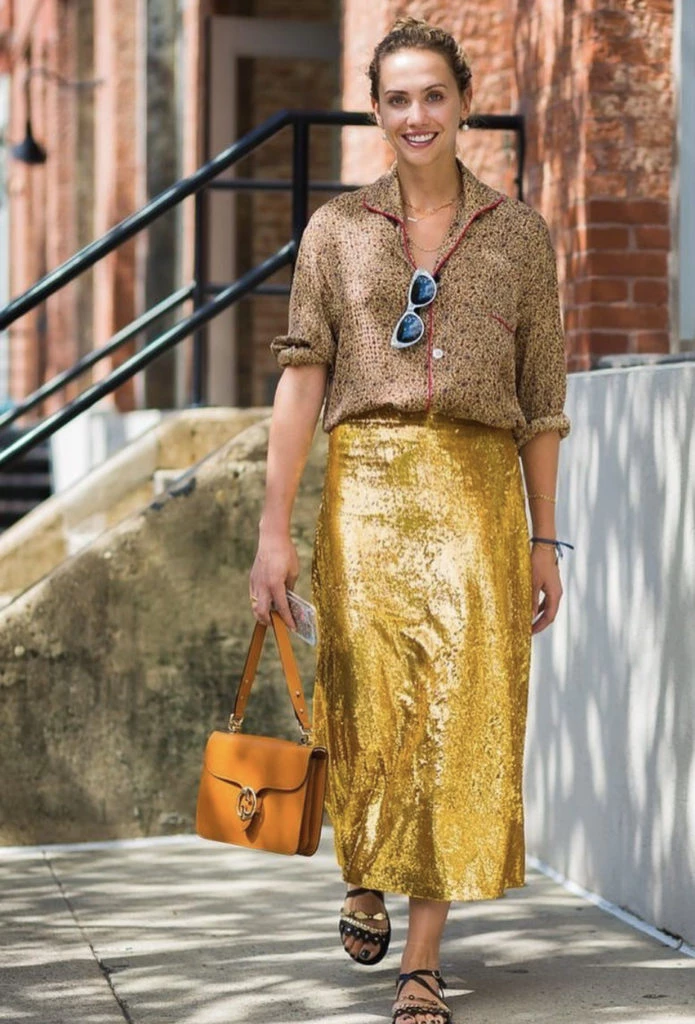 Falda metalizada y camisa. Foto @dimodaa.