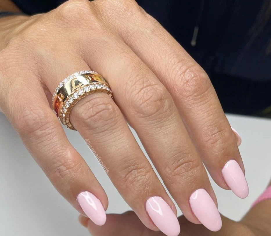 Las uñas Barbiecore de Antonela Roccuzzo. Foto Instagram.