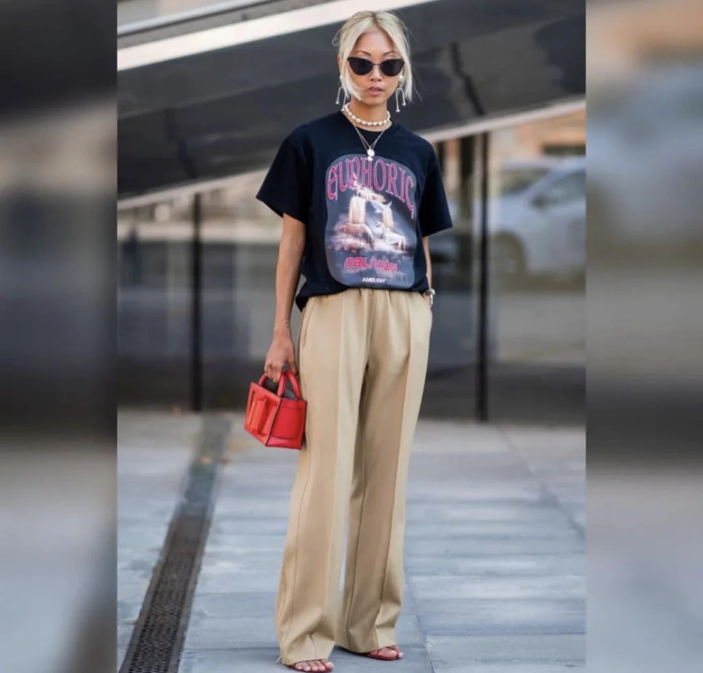 Pantalon sastrero con remera estampada. Foto @dimodaa.