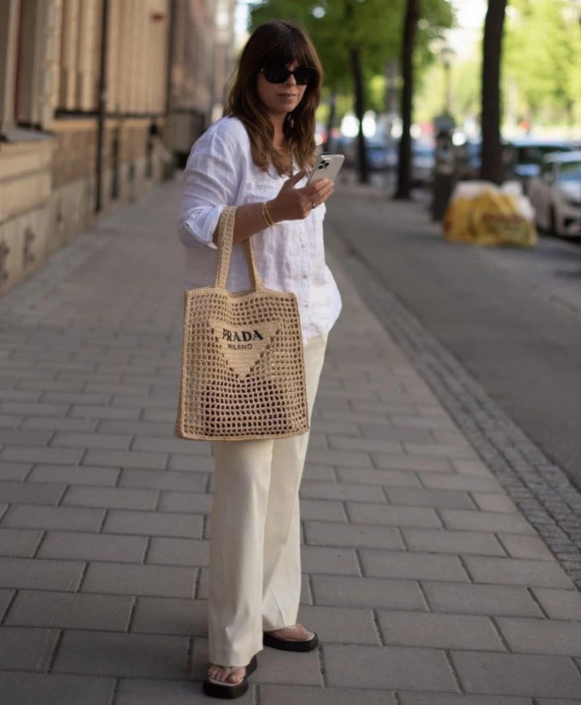 La cartera más deseada es este modelo Prada. Foto @styleandthebeach.