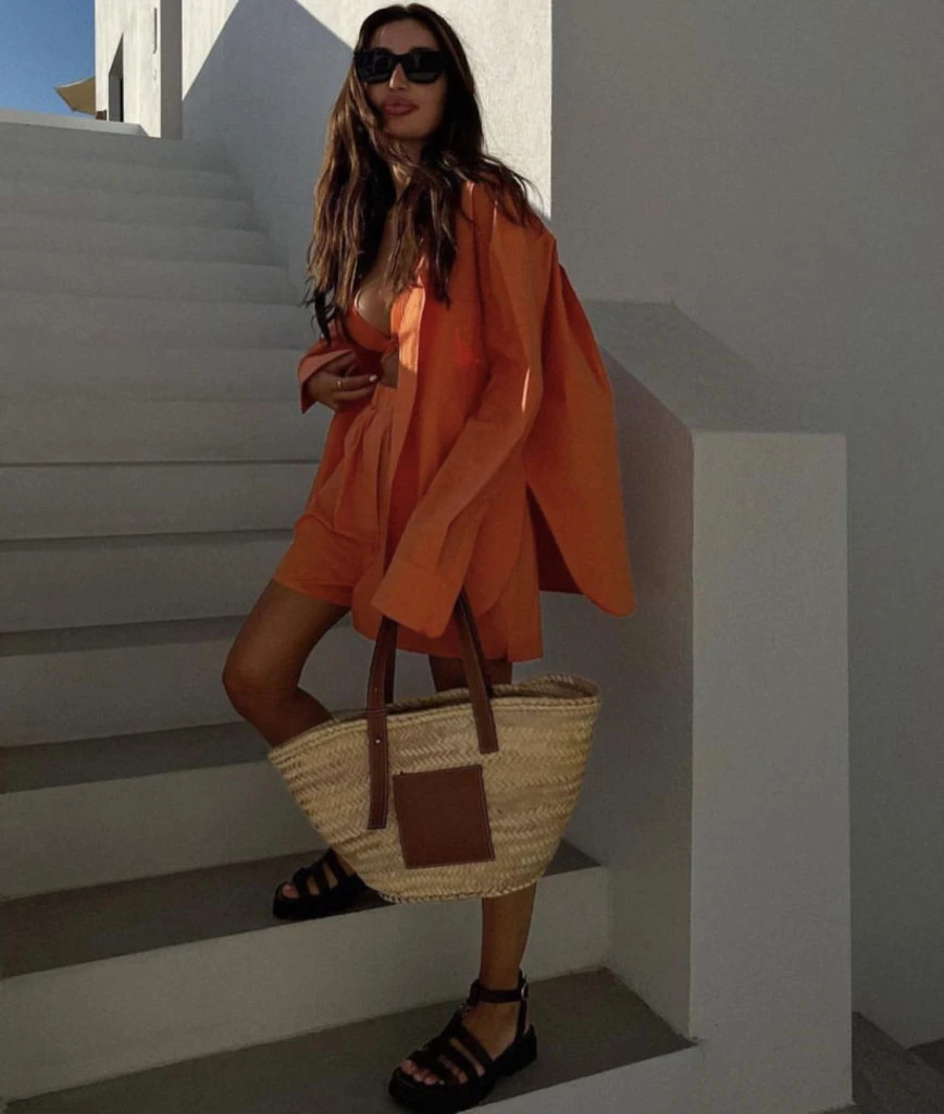 Total look naranja y una canasta como protagonista. Foto @styleandthebeach.