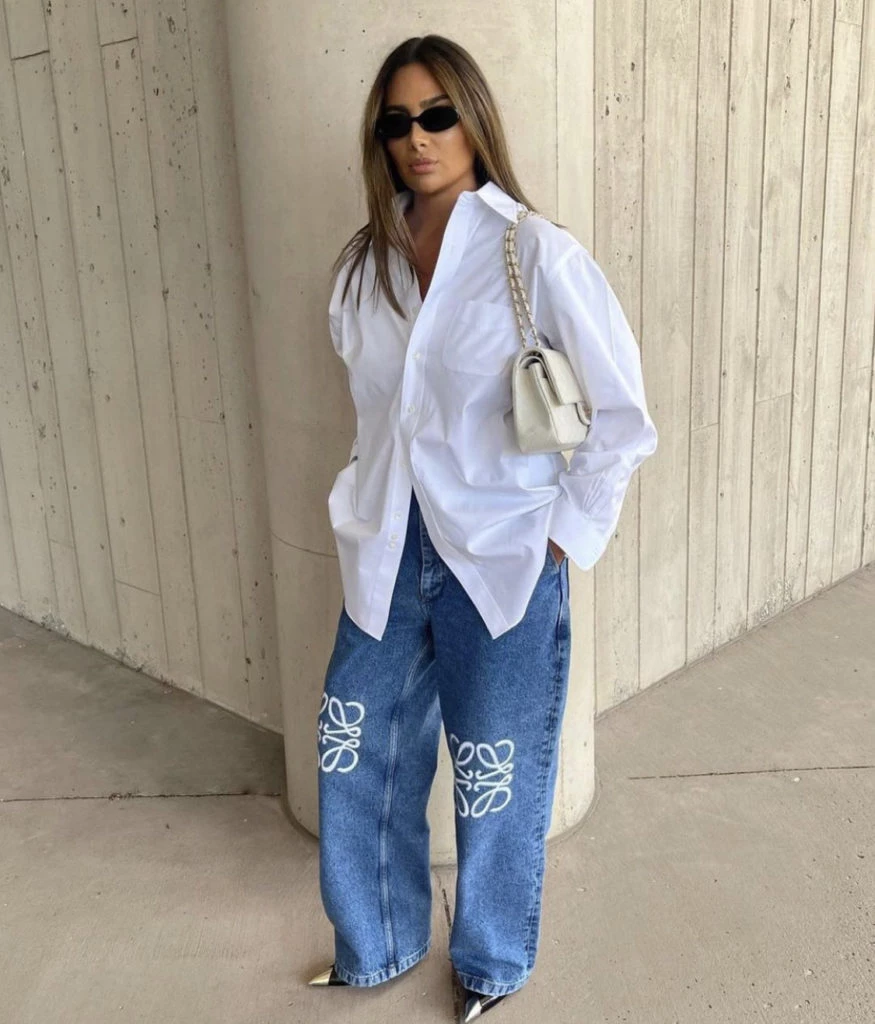 Camisa blanca con corte masculino. Foto @styleandthebeach.